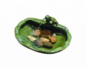 Al aire libre Jardín de cerámica rana verde decoración de resina de agua Solar característica fuente
