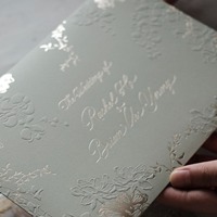 Ensembles d'invitations personnalisées en relief 3D avec cartes d'invitation, enveloppes, cartes RSVP et cartes de détails pour mariages et événements haut de gamme