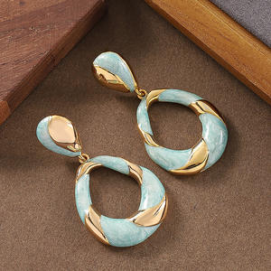 Boucles d'oreilles tendance style français, rétro vintage, en alliage, forme ovale géométrique irrégulière effet goutte d'huile, luxe léger, personnalité de niche, tige en argent - Product Image 3