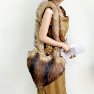 Borsa a Tracolla a Forma di Cuore in Ecopelliccia, Borse di Lusso Invernali per Signore, Borsa a Tracolla Soffice per Trucco e Bellezza - Product Image 4