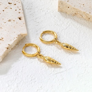 Pendientes de Aro Modernos Personalizados para el Verano, Joyería de Playa, Chapados en Oro de 18k, Acero Inoxidable Antideslustre, Pendientes Colgantes de Concha para Mujer - Product Image 5