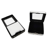 Boîte carrée en métal de 55x55x17mm avec bouton-pression pour exposition de pierres précieuses