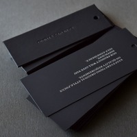 Étiquettes suspendues personnalisées, papier cartonné noir avec estampage à chaud doré, étiquettes de vêtements personnalisées, cartes personnalisées avec personnalisation UV