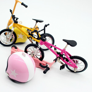 Modelo combinado de bicicleta, <span class=keywords><strong>scooter</strong></span> y casco en miniatura BTXIXI para decoración de escenas al aire libre. - Product Image 3