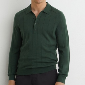 Maglione <span class=keywords><strong>Polo</strong></span> da <span class=keywords><strong>Uomo</strong></span> Contemporaneo in <span class=keywords><strong>Lana</strong></span> Merino Verde Scuro, Senza Tempo, con Maniche Raglan a Costine Larghe e Mezza Abbottonatura - Product Image 1