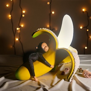 Singe sculpté artistique à la mode avec accent banane LED veilleuse pour le bureau du nouvel an et la maison rechargeable - Product Image 1