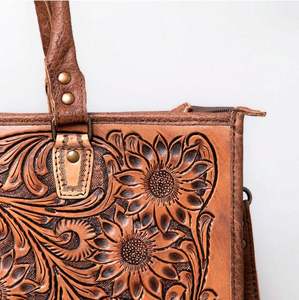 Bolso de mano con estampado floral de cuero de búfalo genuino para mujer - Product Image 3