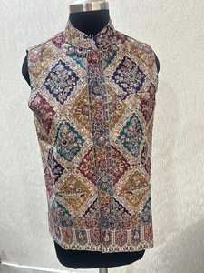 เสื้อกั๊กแจ็คการ์ดสำหรับผู้ชาย ออกแบบจากผ้าโพลีวูล ทรงพอดีตัว สวมใส่สบาย คอวีด้านหน้า เหมาะสำหรับงานแต่งงาน - Product Image 4