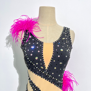 Justaucorps de danse jazz moderne et contemporaine avec détails en plumes noires et roses pour les compétitions de gymnastique - Product Image 2