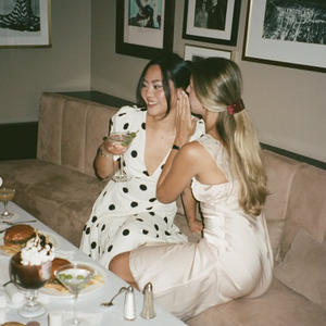 Vestido de Mujer Elegante y Moderno con Estampado de Puntos Personalizado, en Blanco, con Encaje, de Alta Calidad, Satinado, con Hombros Caídos - Product Image 1