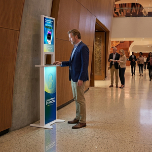 Kiosque de recharge numérique à écran LCD double face 21 pouces certifié CE, kiosque de recharge rapide en libre-service pour les halls d'exposition - Product Image 4