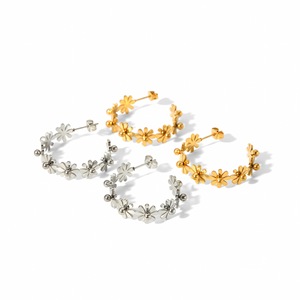 ต่างหูห่วงรูปดอกเดซี่ทรงตัว C ชุบทอง 18K สแตนเลสสตีล น้ำหนักเบา เครื่องประดับแฟชั่นสำหรับผู้หญิง - Product Image 4