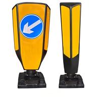 Poteau de signalisation routière réfléchissant jaune avec flèche directionnelle pour la sécurité routière et la séparation des voies