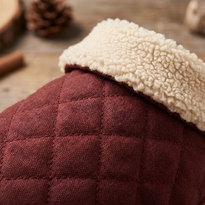 Veste d'hiver matelassée personnalisée pour chien, quatre pattes, col en peau de mouton, toile bordeaux, légère, lavable en machine, Alpine Pet - Product Image 3