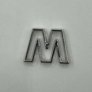 Étiquette <span class=keywords><strong>m</strong></span>étallique personnalisable en gros, écologique, plaquée brillante, à double ligne, <span class=keywords><strong>lettre</strong></span> <span class=keywords><strong>M</strong></span> creuse, pour la décoration de sweats à capuche, chapeaux et sacs de marque - Product Image 4