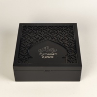 Boîte à chocolat en bois noir brillant avec couvercle gravé au laser, doublure en velours, logo personnalisé pour l'emballage cadeau de chocolats et de dattes du Ramadan