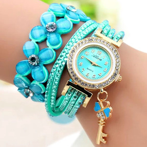 Vente en gros de montres à quartz pour femmes pendentifs clés trèfle à <span class=keywords><strong>quatre</strong></span> feuilles enveloppés dans des montres en velours coréen pour <span class=keywords><strong>le</strong></span> commerce extérieur - Product Image 5