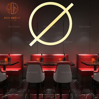 Table moderne en marbre noir avec ensemble de chaises en cuir, banquette rouge, tabourets de bar en rouge et blanc pour les repas des restaurants