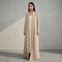 Abaya Maxi Plissée Miyake Élégante à Motif Doré, Bordure Festonnée Ouverte sur le Devant, Manches à Haute Élasticité, Idéale pour Soirées et Cérémonies
