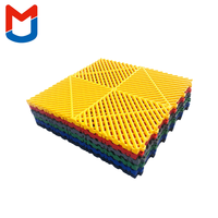 Dalles de sol modulaires en plastique pour garage intérieur, multicolores, résistantes aux chocs, antidérapantes et à emboîtement.