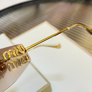 Gafas de Sol MIU Style con Montura Grande y Protección Ocular, Color Claro, Modernas y Perfectas para Festivales y Sesiones de Fotos - Product Image 3