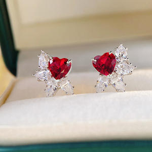 Orecchini Kozi a forma di cuore rosso con accenti di diamanti per le donne, gioielli romantici alla moda, materiale in lega - Product Image 5