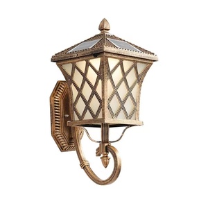 Lanterne murale extérieure en alliage d'aluminium, forme carrée, étanche, alimentée par énergie solaire, lumière LED, garantie 10 ans pour une utilisation en jardin - Product Image 4