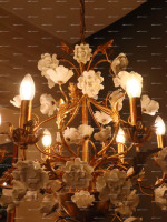 Lampe suspendue de style français de luxe en laiton coulé avec feuille d'or, élégante décoration florale en céramique blanche, 360°