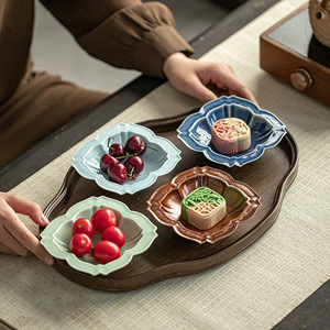 Assiette à fruits en céramique en forme de fleur, plateau à dessert en porcelaine de style chinois, plat à collations de mariage, design simple - Product Image 1