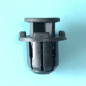 Clip de fixation en plastique à clipser pour jupes latérales Suzuki YX1027 – Remplacement et réparation – Fixation automobile - Product Image 1