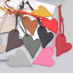 Nouveau design, vente en gros, breloques <span class=keywords><strong>de</strong></span> sac en forme <span class=keywords><strong>de</strong></span> cœur, accessoires porte-clés cœur, pendentif en cuir PU - Product Image 1
