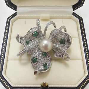 Broche de Luxo com Flor, Zircônia Cravejada, Esmeralda, Ouro 14K, Pérola Natural de Água Doce, Elegante, para Noivado, Dia das Mães - Product Image 2