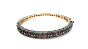 Brazalete Art Deco con Zafiros Rosados y Diamantes. Eleva tu estilo con este exquisito brazalete art déco, meticulosamente elaborado. - Product Image 2