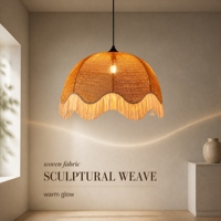 Lustre LED suspendu tressé fait main avec abat-jour en fibres naturelles, bord ondulé, franges crème, lumière chaude pour salle à manger, salon, style bohème