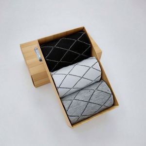 Calcetines <span class=keywords><strong>de</strong></span> Negocios para Hombre al por Mayor, Paquete <span class=keywords><strong>de</strong></span> 3 Pares en Caja <span class=keywords><strong>de</strong></span> Regalo, con Característica Antibacteriana y Tejido Reforzado en la Planta del Pie - Product Image 3