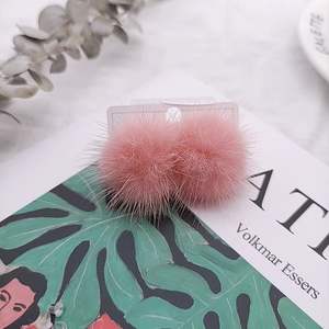 Boucles d'oreilles tendance en fourrure de vison douce et pelucheuse pour l'automne-hiver, avec pompons et franges élégantes, sans attache (Boucles d'oreilles pour femmes) - Product Image 3