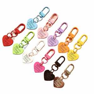 Porte-clés créatif en métal couleur bonbon, DIY, design frais et naturel, pour pendentif, bijoux personnalisés en forme de cœur mignon, lettres anglaises - Product Image 1