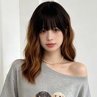 Perruque complète pour femme, style naturel, franges effilées, boucles soyeuses mates couleur rose, franges mi-longues, couches d'air, fabriquée à la machine