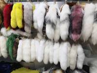 Vente en gros d'usine : Queue de renard véritable 35-45cm, queue de renard moelleuse en fourrure animale pour accessoires de décoration, porte-clés en fourrure de renard naturelle