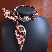 Collier-foulard en satin imprimé léopard avec détails coquillage, style occidental