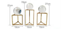 Ornements de maison en forme de triangle avec cadre en métal et boule de cristal, décoration de table, décoration intérieure pour la maison