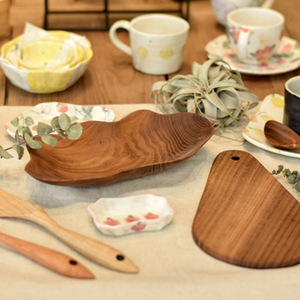 Tabla de cortar de madera hecha a mano, forma irregular, multifuncional, para uso en la cocina - Product Image 1