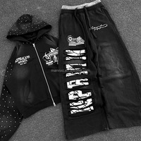 Ensemble de survêtement personnalisé effet délavé vintage avec sweat à capuche zippé imprimé sérigraphié et strass et pantalon de jogging à double taille et jambe ouverte effet usé – Fabrication usine