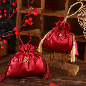 Sacs cadeaux en satin de style chinois 16x16 cm avec cordon et pompons pour emballage de bonbons et d'œufs de mariage - Product Image 1