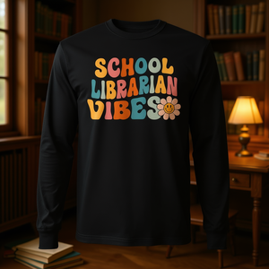Camiseta de manga larga School Librarian Vibes, diseño retro del primer día de clases - Product Image 3