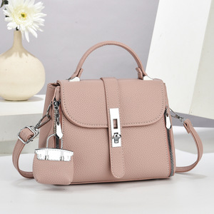 Sac à bandoulière classique pour femme avec rabat, sangle amovible, fermeture éclair, décoration à fermoir, en cuir synthétique microfibre - Product Image 2