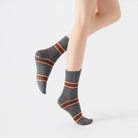 Chaussettes de Pilates rayées vintage en gros pour femmes, chaussettes mi-mollet antidérapantes brodées style rétro, chaussettes antidérapantes à picots pour le yoga