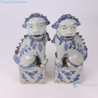 RXCL08-C Paire de statues de chiens Foo en porcelaine bleue et blanche de style chinoiserie, lions gardiens chinois impériaux en céramique, décoration Feng Shui pour la maison
