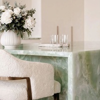 Table basse en onyx vert sur mesure en pierre naturelle pour îlot de cuisine et comptoir – Design d'intérieur de luxe
