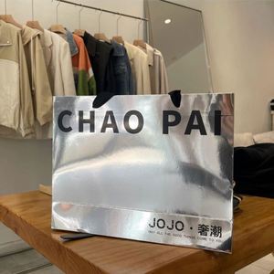 Sac de shopping en papier argenté de luxe KM Good Price pour parfum - Product Image 1